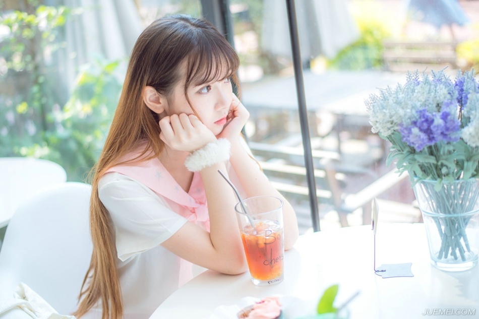 “为何不可？”刘璝抬起头，目光变得有些通红，便是张任，在对上刘璝那双眸子的时候，也不禁一窒，这个老实人发怒了，那种野兽般的眸子，让张任都有种不敢直视的感觉。